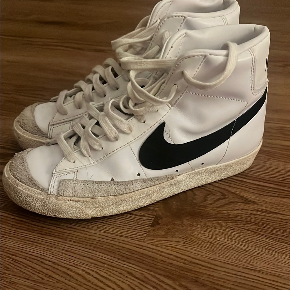 Nike White and Black High-Tops
